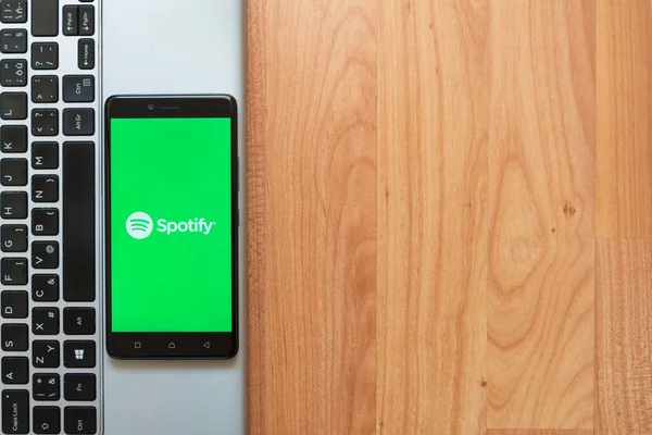 Spotify логотип на смартфон — стокове фото