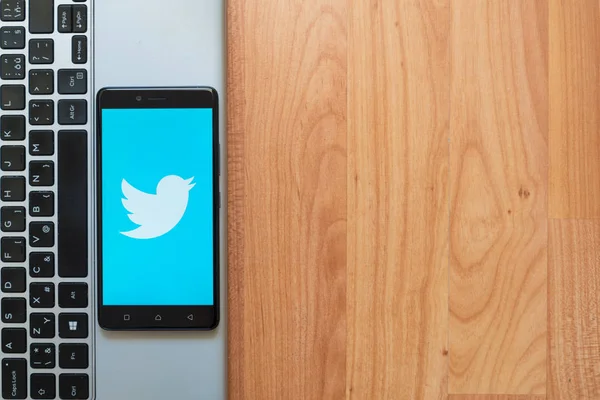 Logo de Twitter en smartphone — Foto de Stock