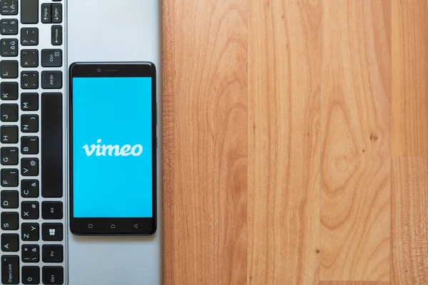 Logo de Vimeo en smartphone — Foto de Stock
