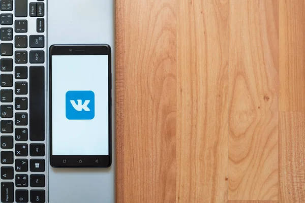 Vkontakte-Logo auf Smartphone — Stockfoto