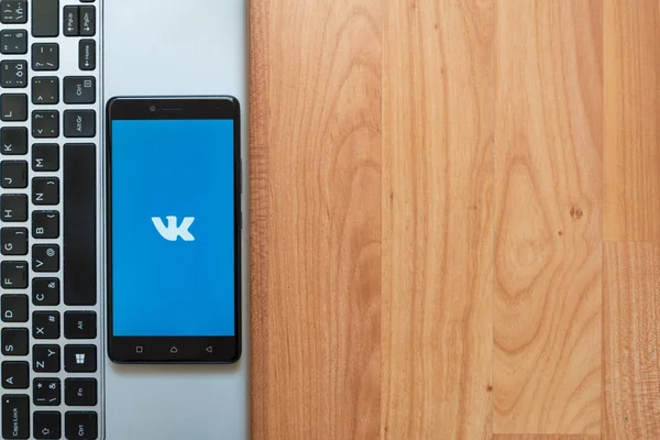 Логотип ВКонтакте на смартфоне — стоковое фото