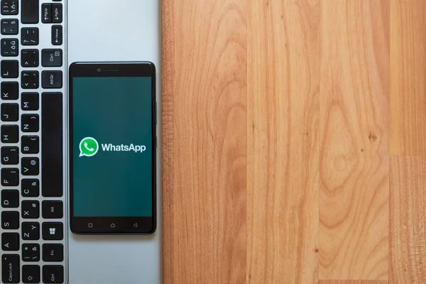 Whatsapp logo smartphone cep telefonu ile — Stok fotoğraf