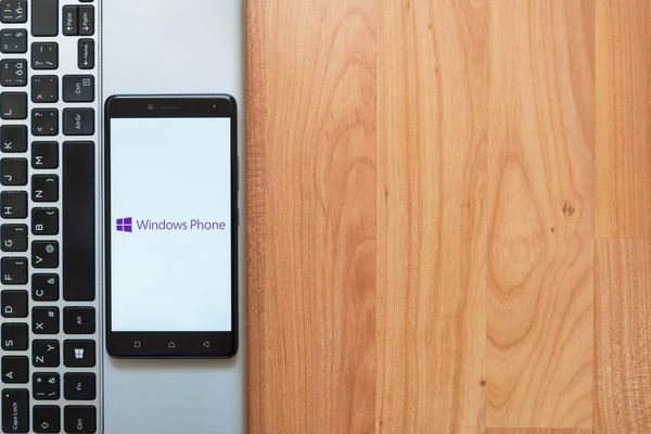 Логотип Windows Phone на смартфоне — стоковое фото