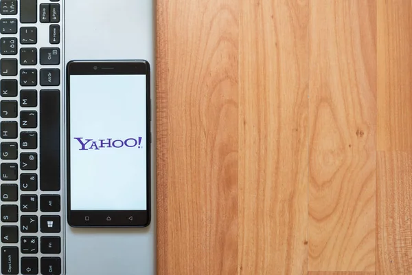 Logotipo de Yahoo en smartphone —  Fotos de Stock