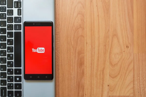 Logo YouTube na smartphone — Zdjęcie stockowe