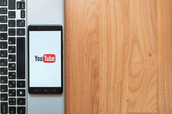 Logotipo do Youtube no smartphone — Fotografia de Stock