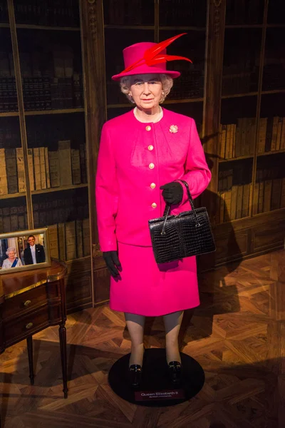 Queen Elizabeth II in Grevin museum of the wax figures in Prague. — Stock Photo, Image