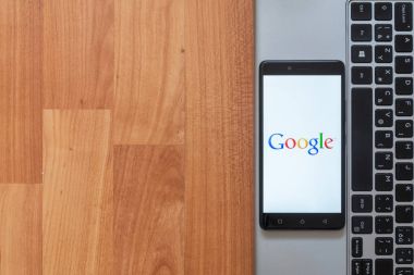 Google smartphone ekranında