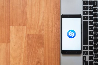 Shazam smartphone ekranında