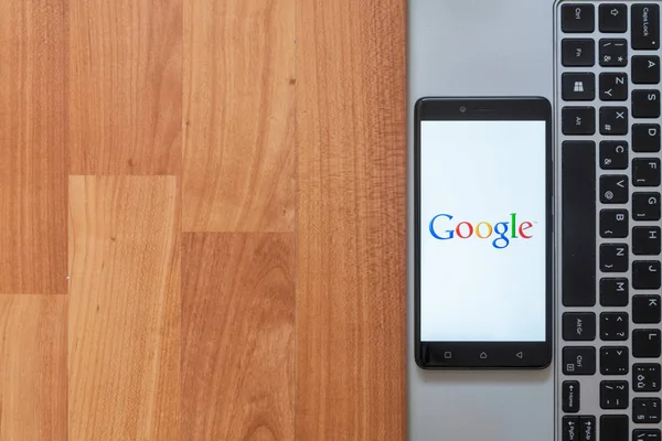 Google na tela do smartphone — Fotografia de Stock