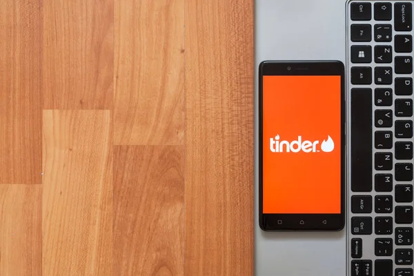 Tinder op smartphone scherm — Stockfoto