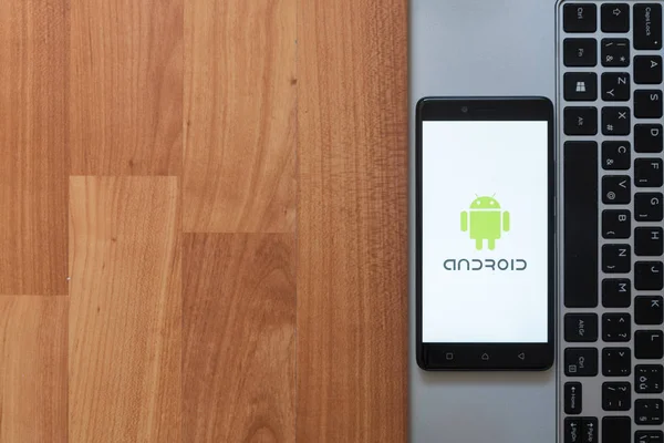 Android na ekranie smartfonu — Zdjęcie stockowe