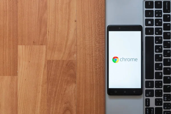 Google Chrome en la pantalla del teléfono inteligente —  Fotos de Stock