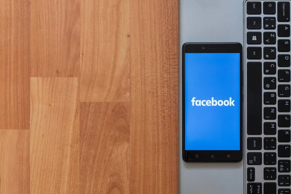Facebook en la pantalla del smartphone —  Fotos de Stock