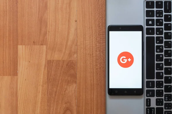 Google plus op smartphone scherm — Stockfoto