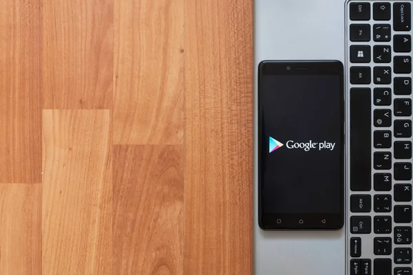 Google Play store on smartphone screen — стоковое фото