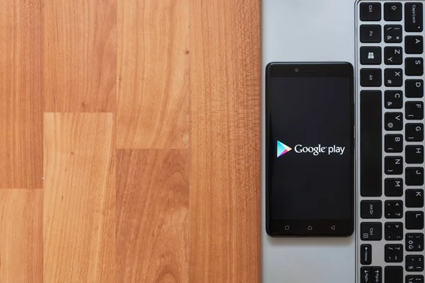 Google oyun deposu smartphone ekranında
