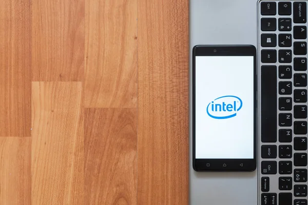 Intel на экране смартфона — стоковое фото
