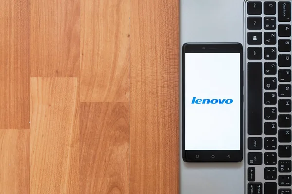 Lenovo на экране смартфона — стоковое фото