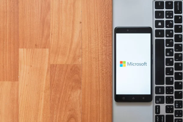 Microsoft na ekranie smartfonu — Zdjęcie stockowe