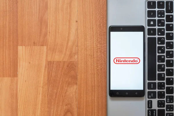 Nintendo auf Smartphone-Bildschirm — Stockfoto