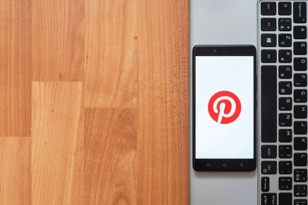 Pinterest na tela do smartphone — Fotografia de Stock