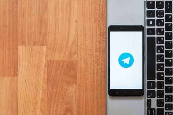 Telegram pada layar smartphone — Stok Foto