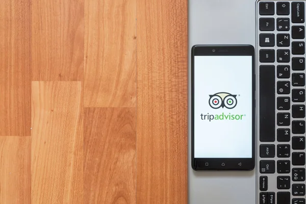 TripAdvisor na obrazovku smartphonu — Stock fotografie