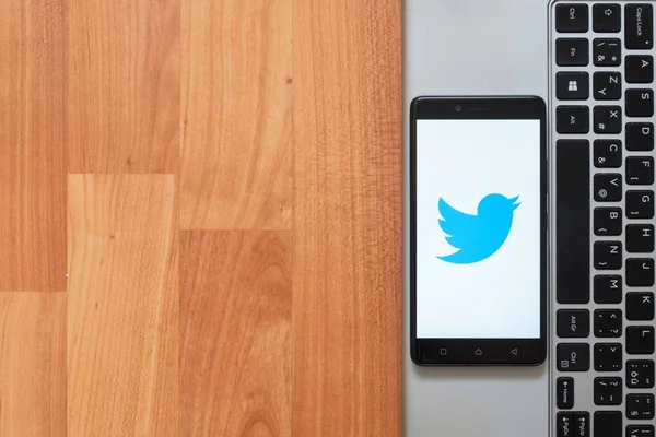Twitter en la pantalla del smartphone — Foto de Stock