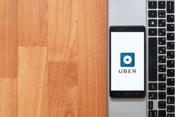 Uber na tela do smartphone — Fotografia de Stock