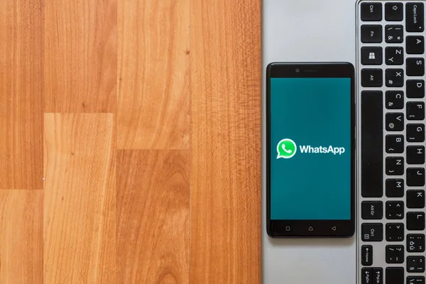WhatsApp, na ekranie smartfonu — Zdjęcie stockowe