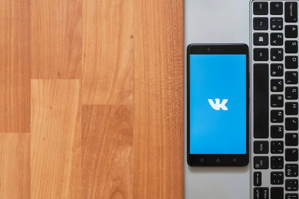 ВКонтакте на экране смартфона — стоковое фото