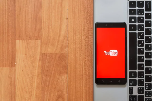 YouTube op smartphone scherm — Stockfoto