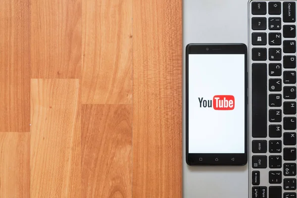 Youtube en la pantalla del smartphone — Foto de Stock