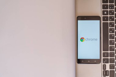 Google chrome logosu smartphone cep telefonu ile