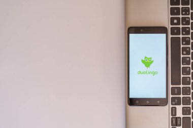 Duolingo logo smartphone cep telefonu ile