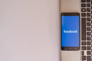 Facebook logosuna smartphone