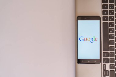 Google logo üzerinde smartphone