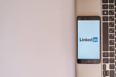 Smartphone logosuna LinkedIn
