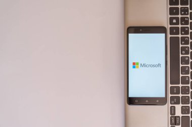 Microsoft logo smartphone cep telefonu ile