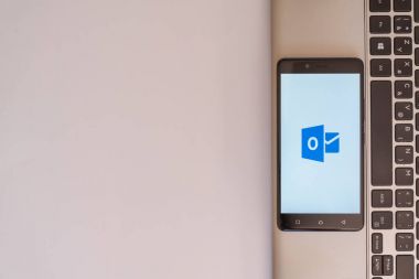 Microsoft Office outlook logosu smartphone cep telefonu ile