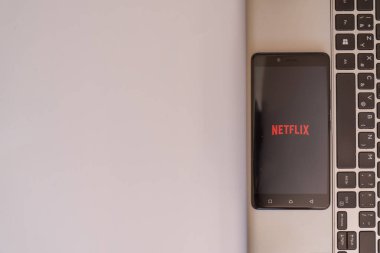 Netflix logo smartphone cep telefonu ile