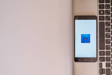 Adobe photoshop logosu smartphone cep telefonu ile