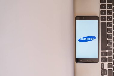 Samsung logo smartphone cep telefonu ile