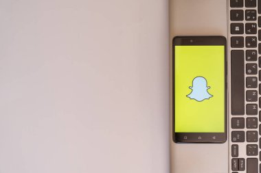 Snapchat logo smartphone cep telefonu ile