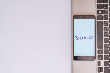 Yahoo logo smartphone cep telefonu ile