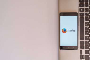 Smartphone cep telefonu ile Mozilla Firefox logosu