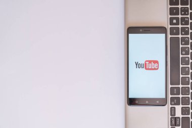 Smartphone logosuna YouTube