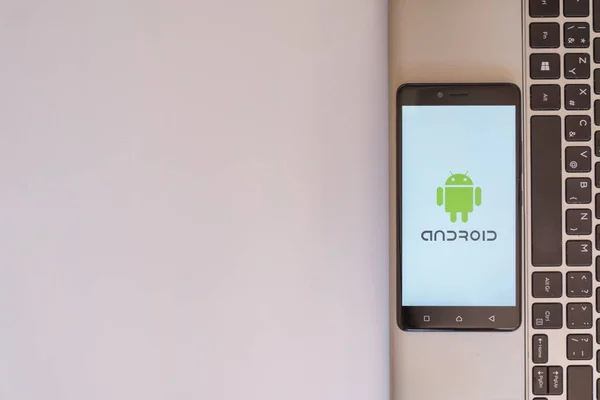 Logo Android en el teléfono inteligente — Foto de Stock