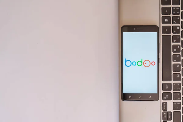 Логотип Badoo на смартфоне — стоковое фото